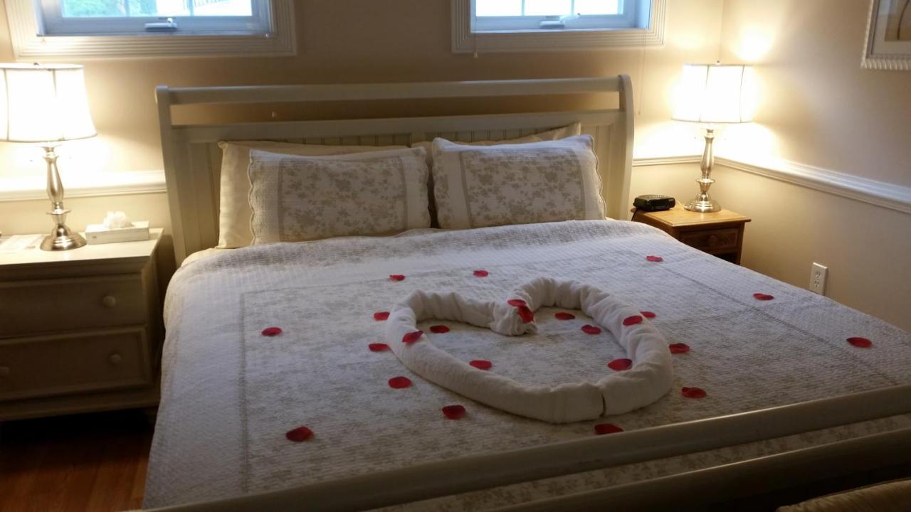 Honeymoon Suite,112875891:JPEG